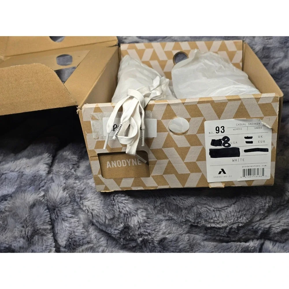 NWB Anodyne‎ No. 93 Casual Sneaker Women's size 8 white, pink accent